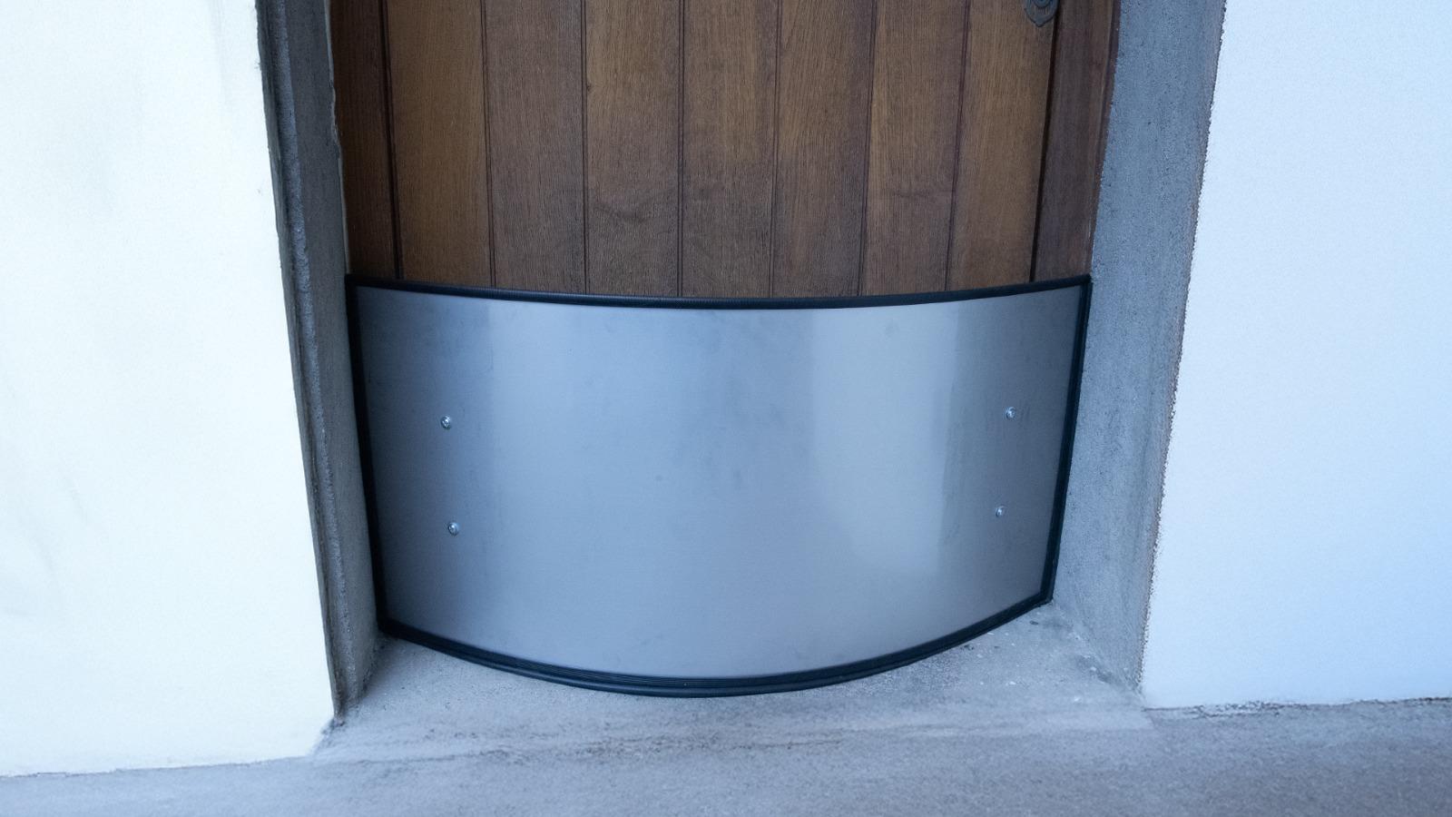 Barrière STOP-INONDE installée devant une ouverture